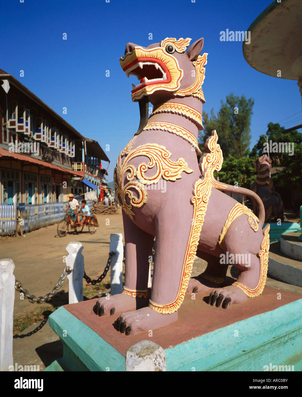Statue von einem legendären Chinthes (halb Löwe, halb Griffin), Mergui, Myanmar (Burma) Stockfoto