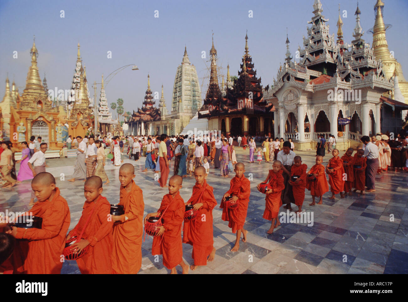 Linie der buddhistischen Mönche mit Betteln Schalen, (Shwe Dagon) Shwedagon-Pagode, Yangon (Rangoon), Myanmar (Burma), Asien Stockfoto