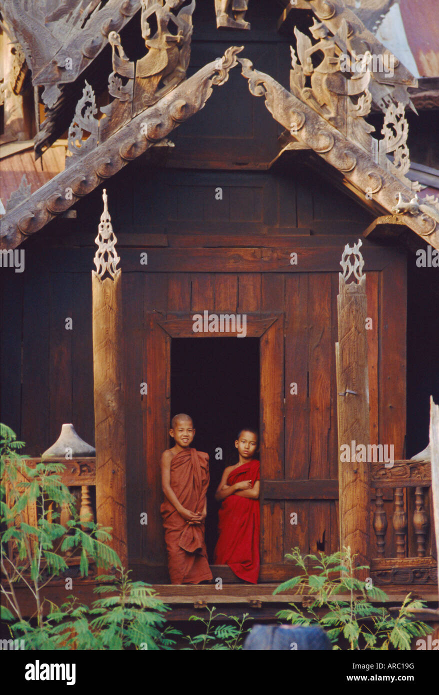Zwei junge Mönche in der Tür eines hölzernen Klosters, Bagan (Pagan), Myanmar (Burma), Asien Stockfoto