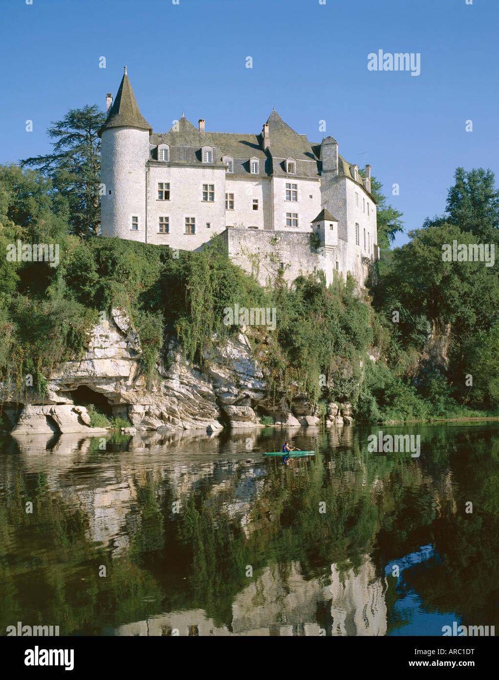 Chateau La Treyne, spiegelt sich im Wasser des Flusses Dordogne, Aquitaine, Frankreich, Europa Stockfoto