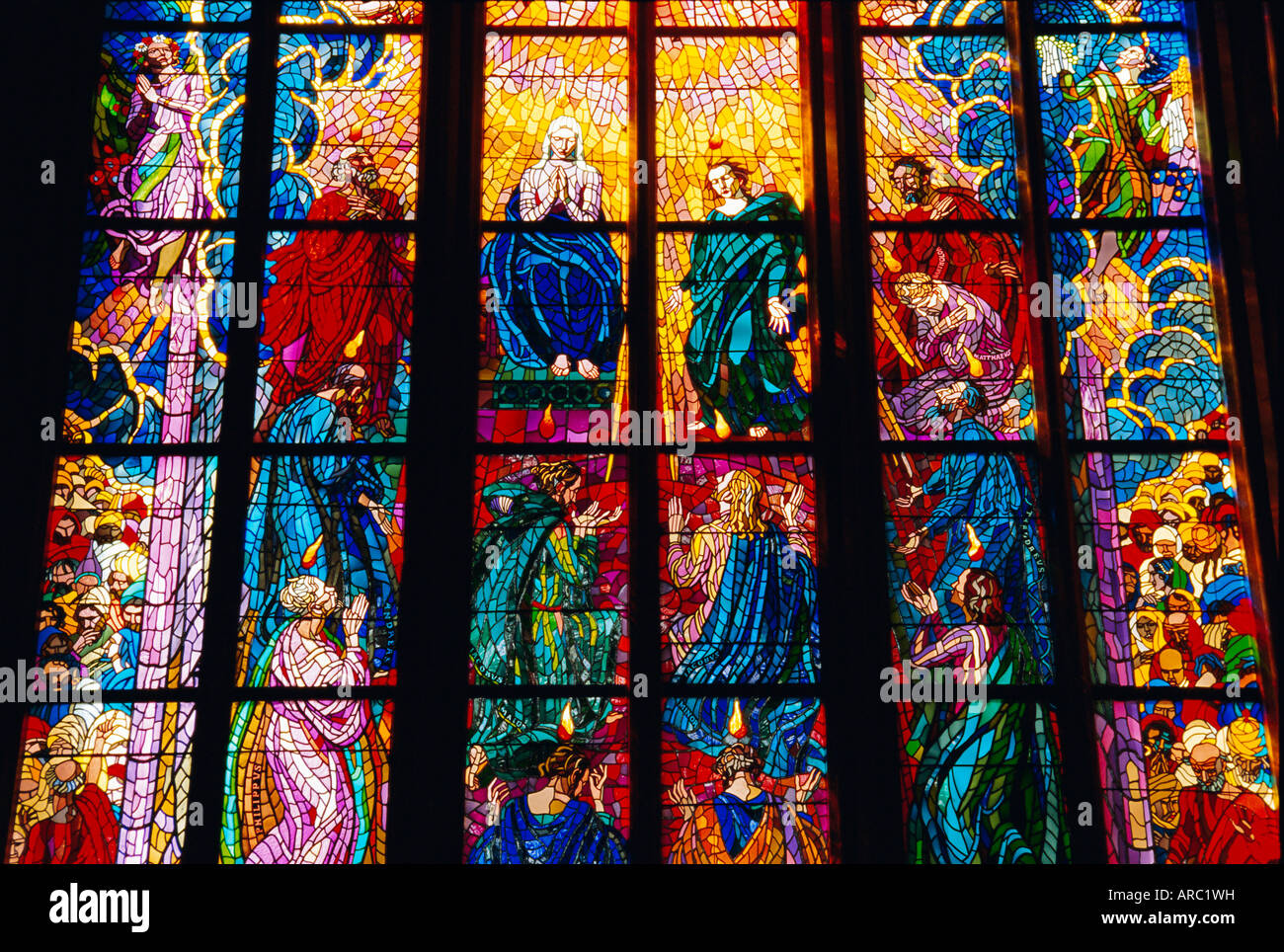Glasfenster, St. Vitus Cathedral, Prag, Tschechische Republik, Europa Stockfoto