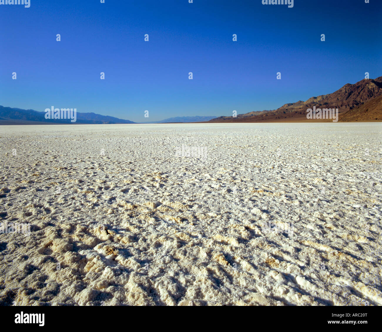 Salz Wohnungen bei Badwater, bei minus 282 Füße den tiefsten Punkt der USA, Death Valley National Monument, Kalifornien/Nevada, USA Stockfoto