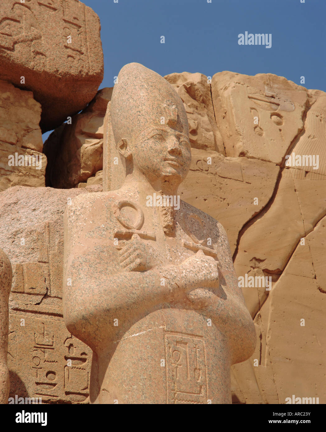 Statue des Mittleren Reiches Pharoah, Karnak Tempel, Luxor, Ägypten Stockfoto