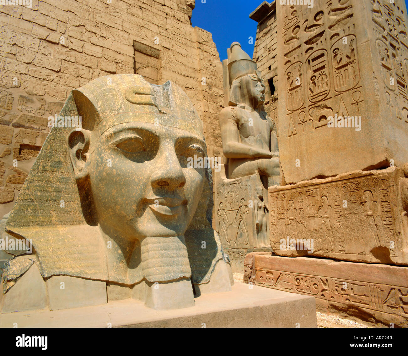 Statue von Ramses II. und Obelisk, Luxor-Tempel, Luxor, Ägypten, Nordafrika Stockfoto
