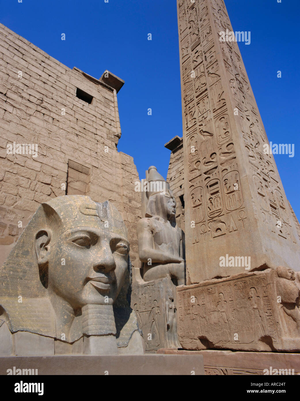 Statue von Ramses II. und Obelisk, Luxor-Tempel, Luxor, Ägypten, Nordafrika Stockfoto