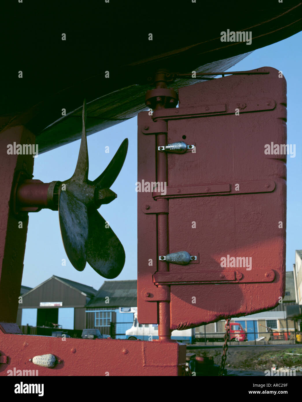 Fixed Pitch Propeller und Ruder eines Fischerbootes in einem Schiff reparieren Hof, Grimsby, Humberside, North Lincolnshire, England, UK. Stockfoto