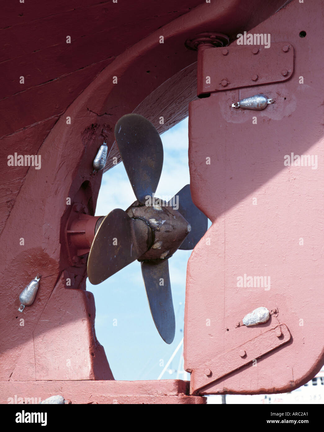 Variabler Steigung Kupferlegierung Propeller und Ruder eines Fischerbootes, in einer Schiffsreparatur Hof, Grimsby, Humberside, England, UK. Stockfoto