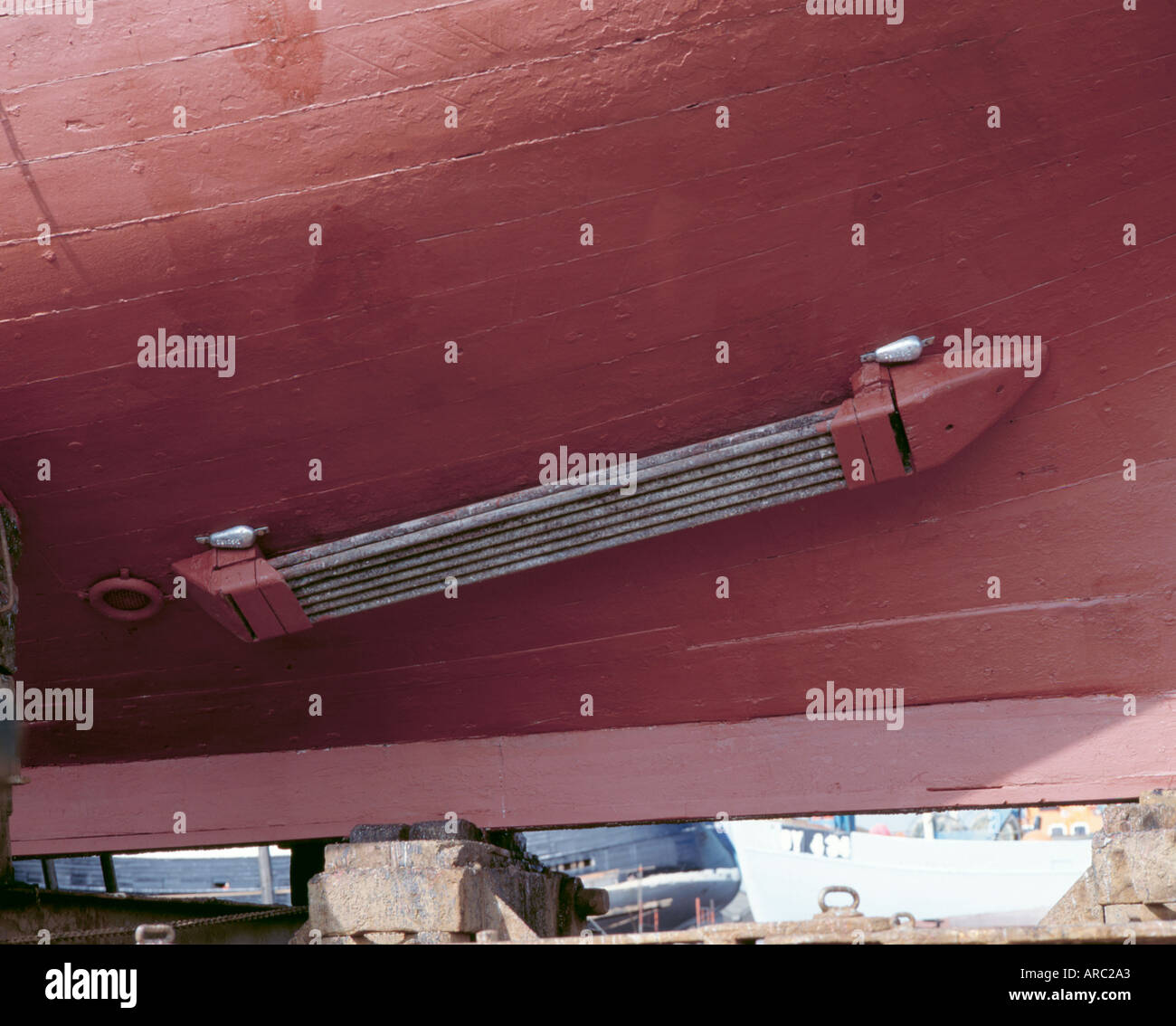 Motorkühler Schiffe und Zink Opferanoden auf einem Fischerboot in einer Schiffsreparatur Hof, Grimsby, Humberside, England, UK. Stockfoto