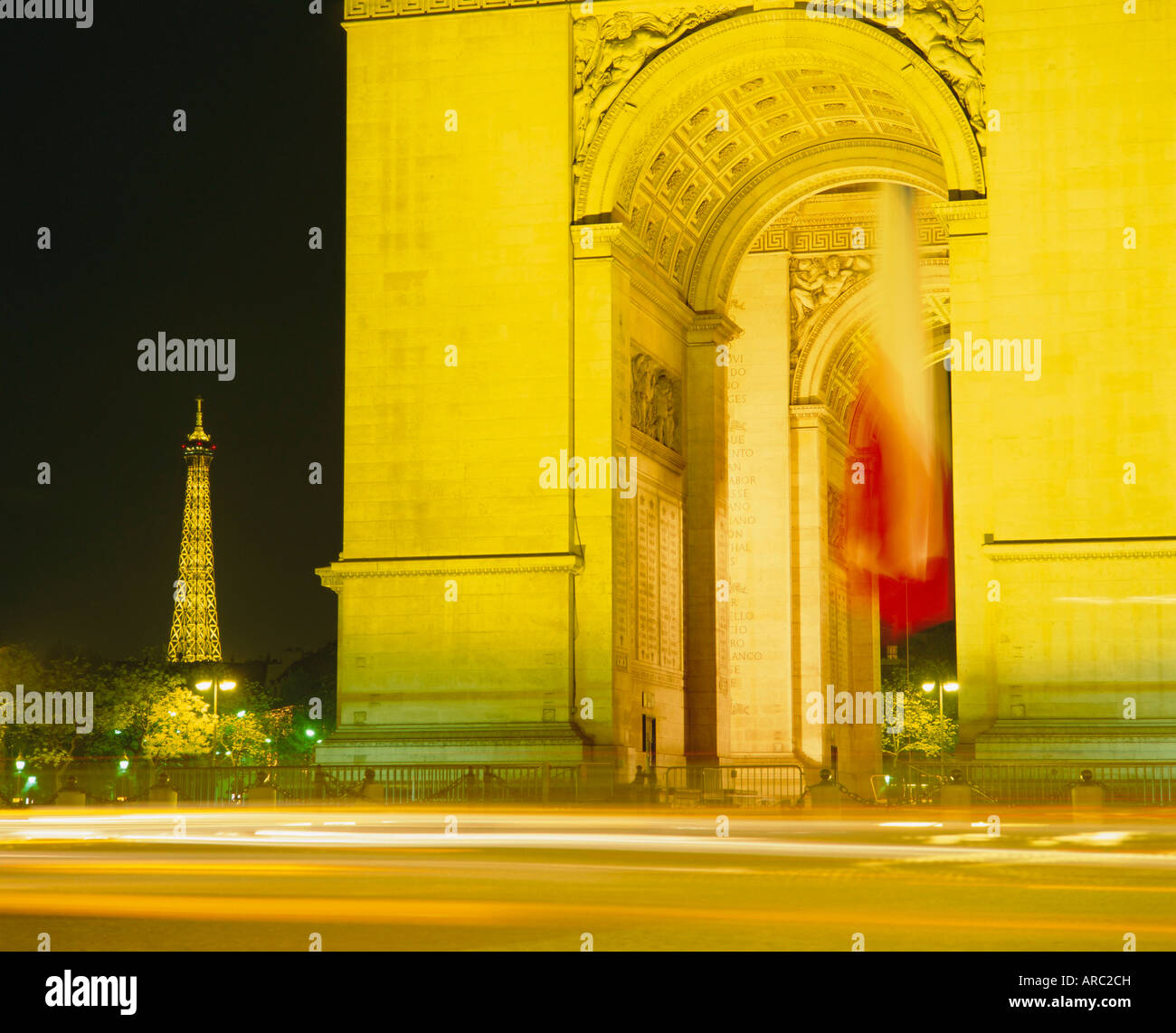 Arc de Triomphe und Eiffelturm bei Nacht, Paris, Frankreich, Europa Stockfoto