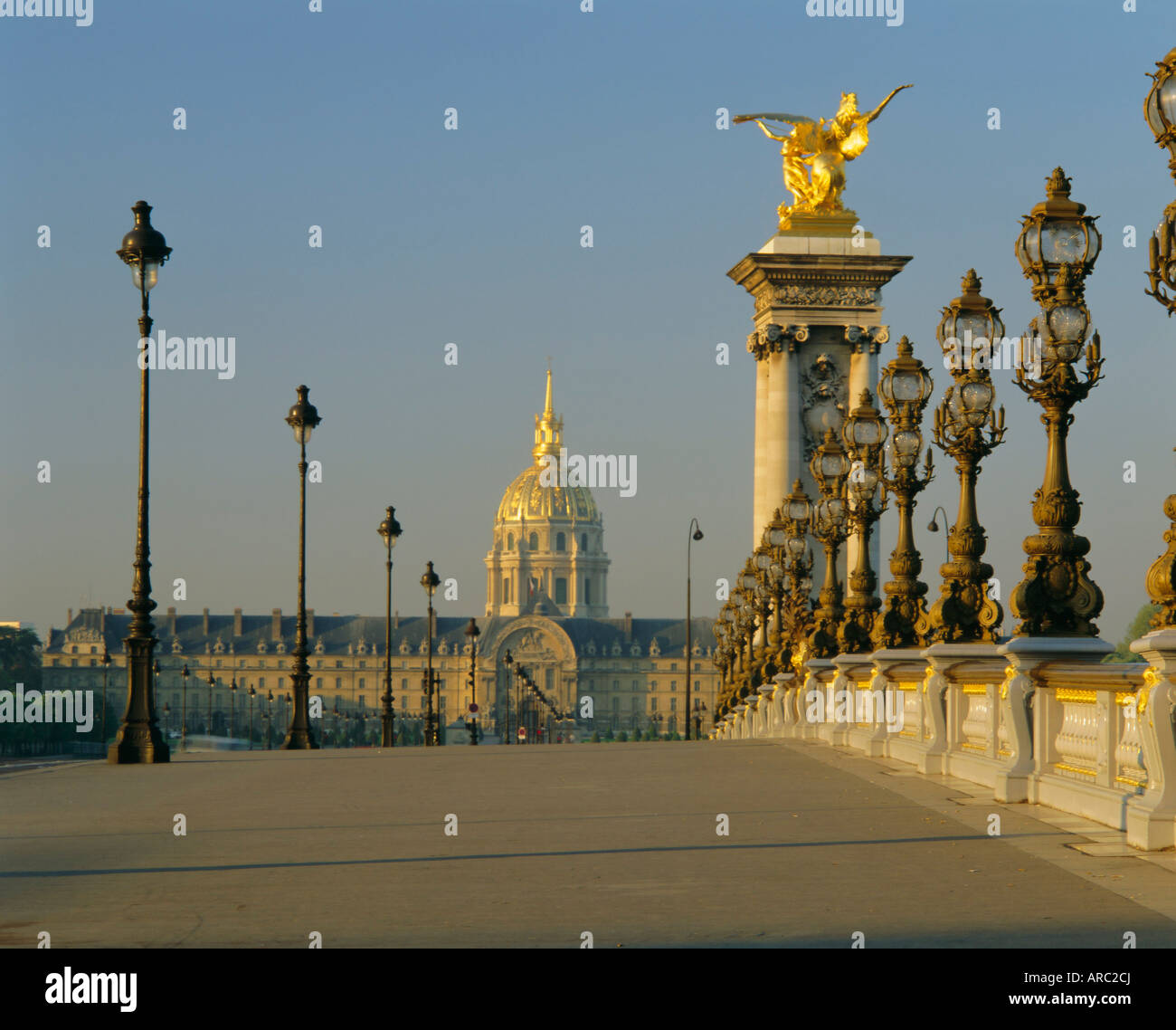 Grand Palais und Petit Palais mit dem Pont Alexandre III (Brücke), Paris, Frankreich Stockfoto