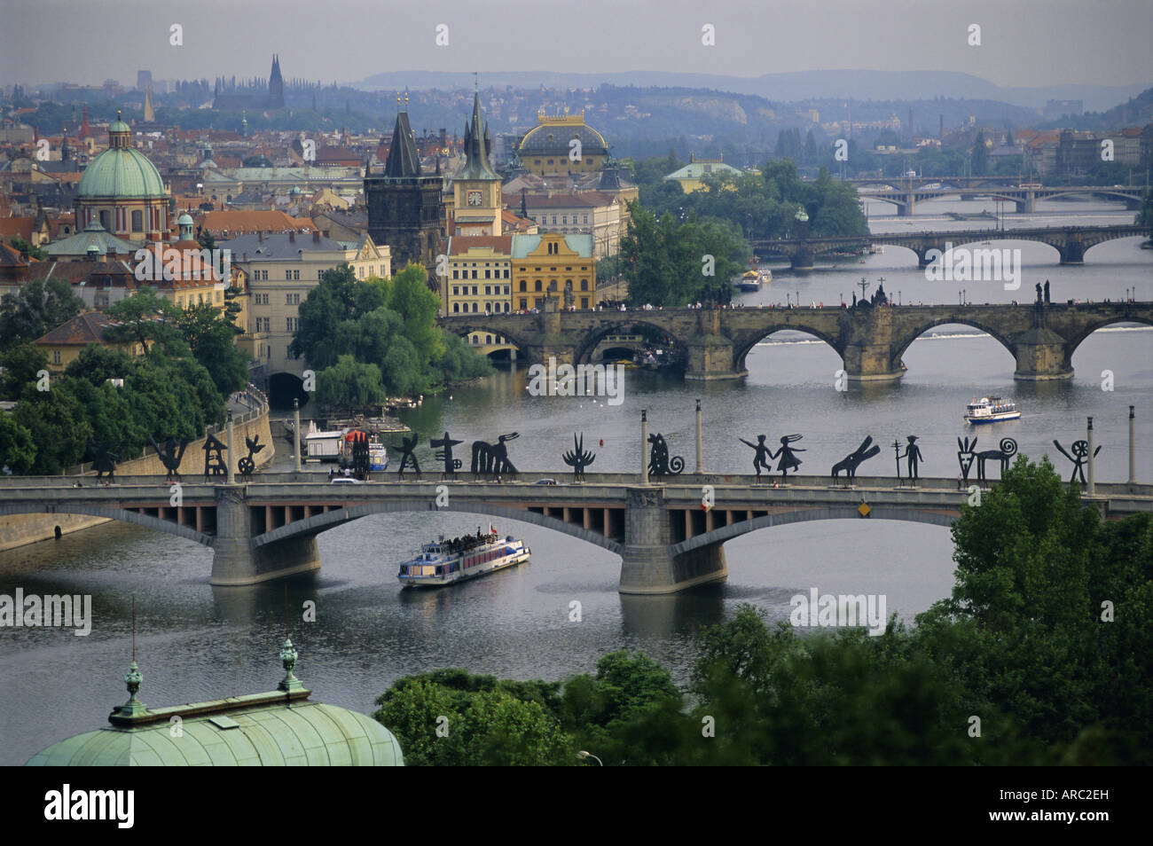 Manesuv Brücke mit modernen Skulptur über die Moldau, Prag, Tschechische Republik, Europa Stockfoto
