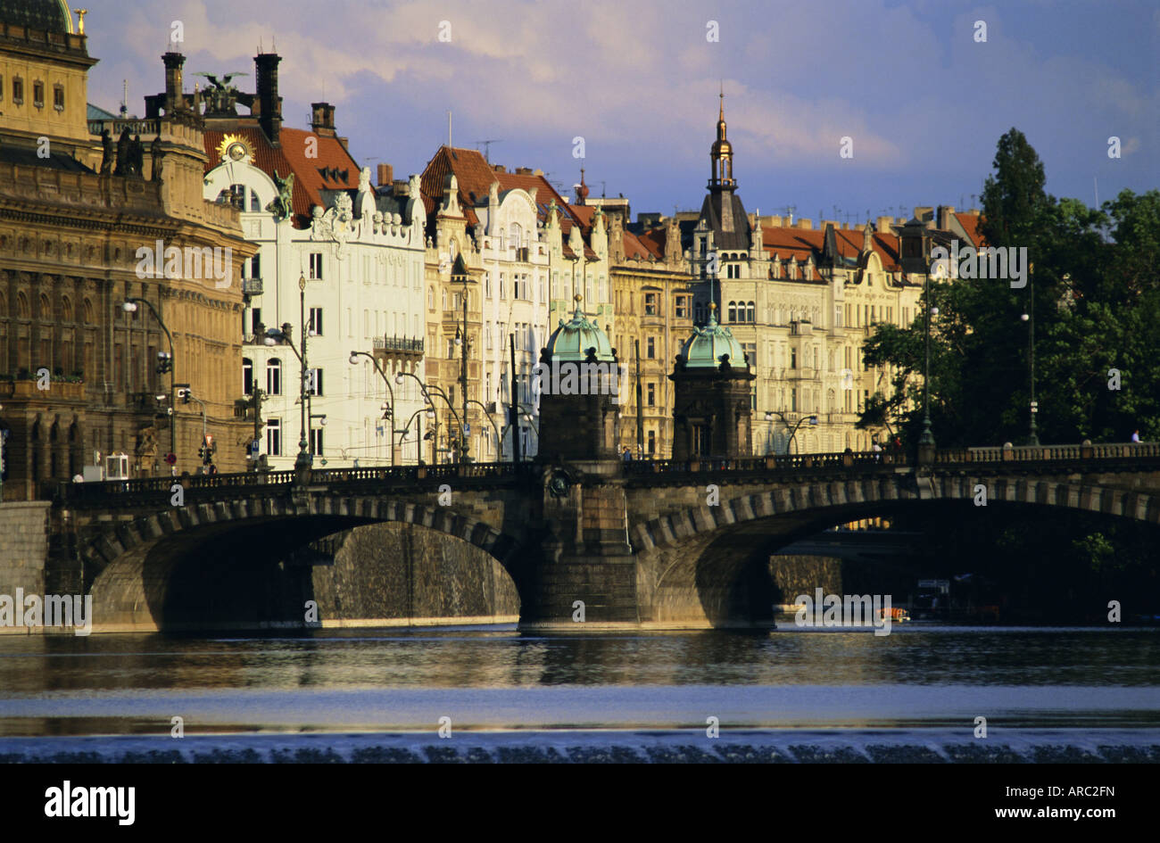 Das Nationaltheater und die Häuser entlang der Moldau, Prag, Tschechische Republik, Europa Stockfoto