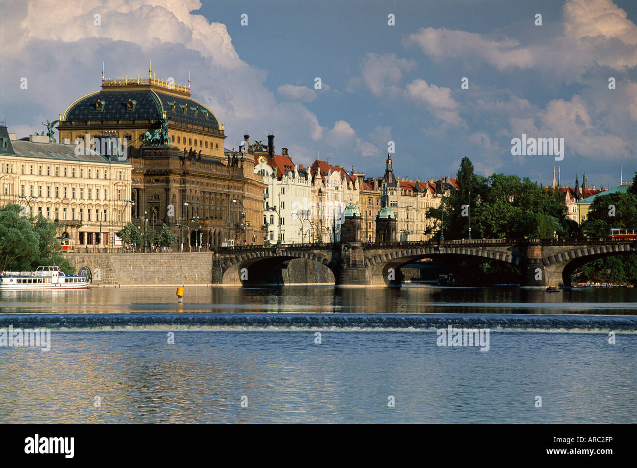 Das National Theatre und Hausfassaden entlang der Moldau, Prag, Tschechische Republik, Europa Stockfoto