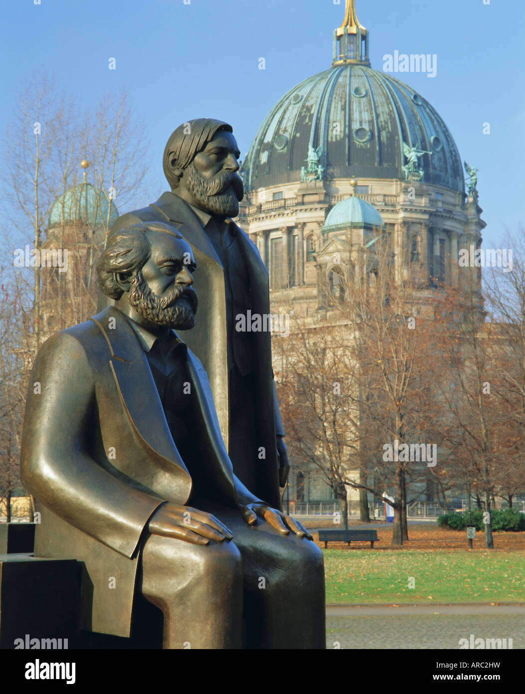 Statuen von Marx und Engels und der Berliner Dom (Dom), Berlin, Deutschland, Europa Stockfoto