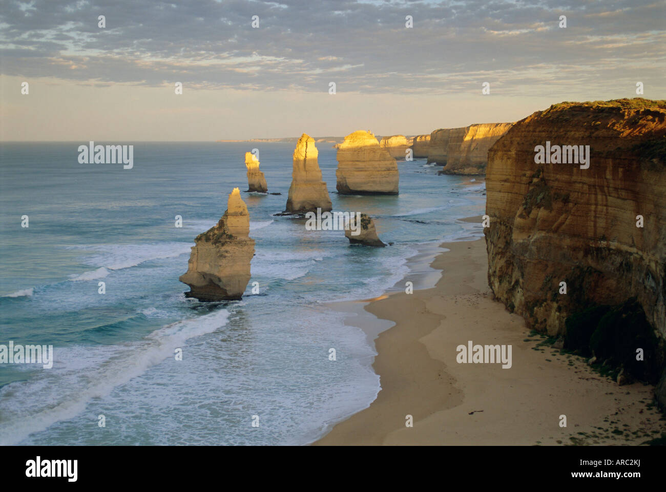 Meer-Stacks auf der Küste, The Twelve Apostles, Great Ocean Road, Victoria, Australien Stockfoto