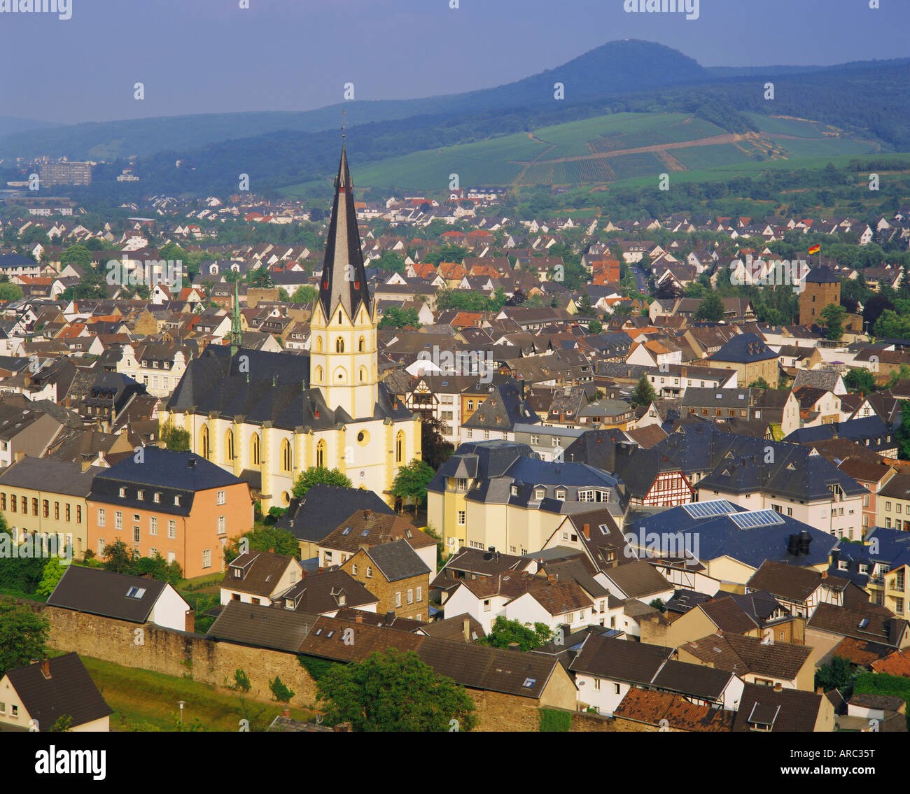 Kirche St. Laurentius und Bad Neuenahr-Ahrweiler, Rheinland-Pfalz, Deutschland, Europa Stockfoto