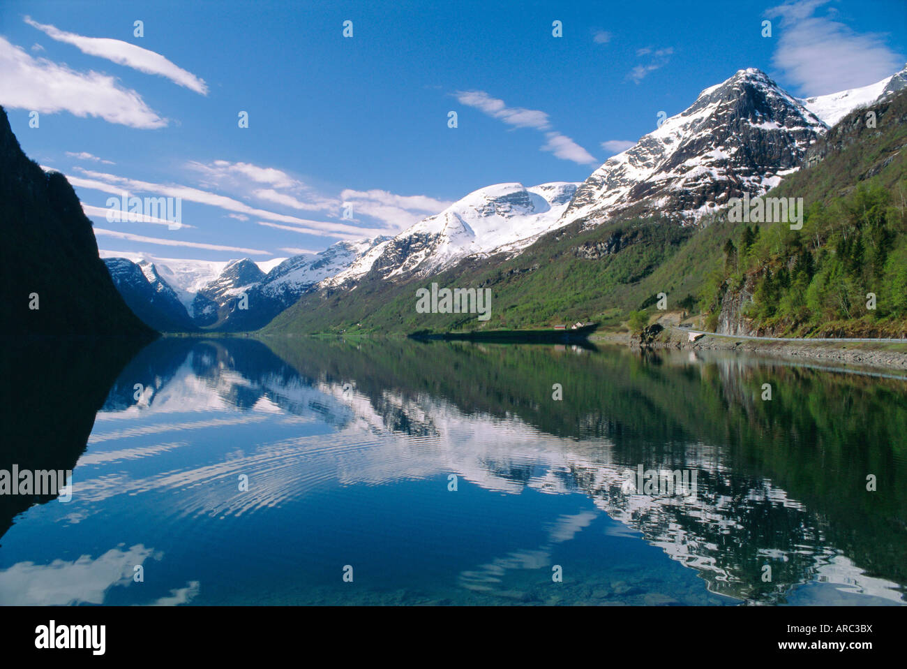 Ruhige Szene, in der Nähe von Olden, Oldevatnet See, westlichen Fjorde, Norwegen, Skandinavien, Europa Stockfoto