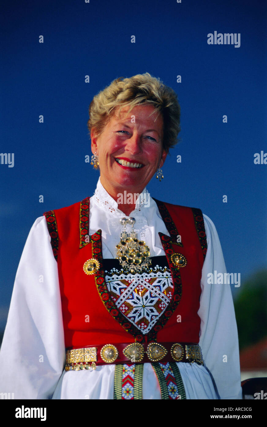 Porträt einer Frau in Tracht am norwegischen Nationalfeiertag (17. Mai), Oslo, Norwegen, Skandinavien, Europa Stockfoto Porträt einer Frau in Tracht am norwegischen Nationalfeiertag (17. Mai), Oslo, Norwegen, Skandinavien, Europa Stockfoto