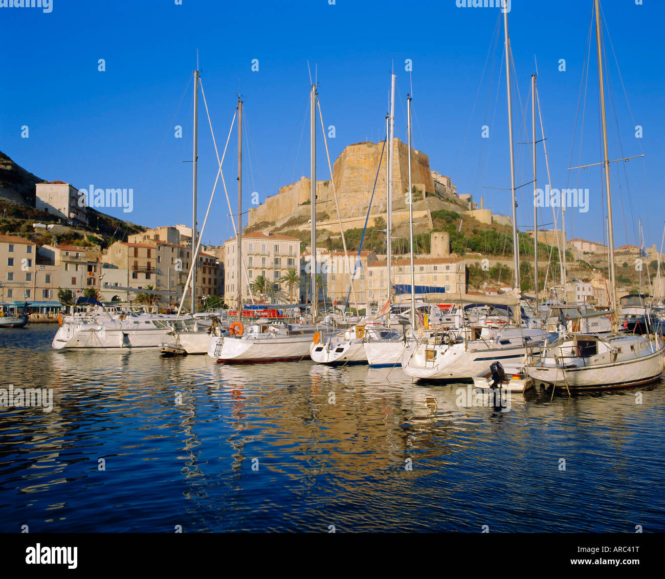 Hafen von Bonifacio, Korsika, Frankreich Stockfoto