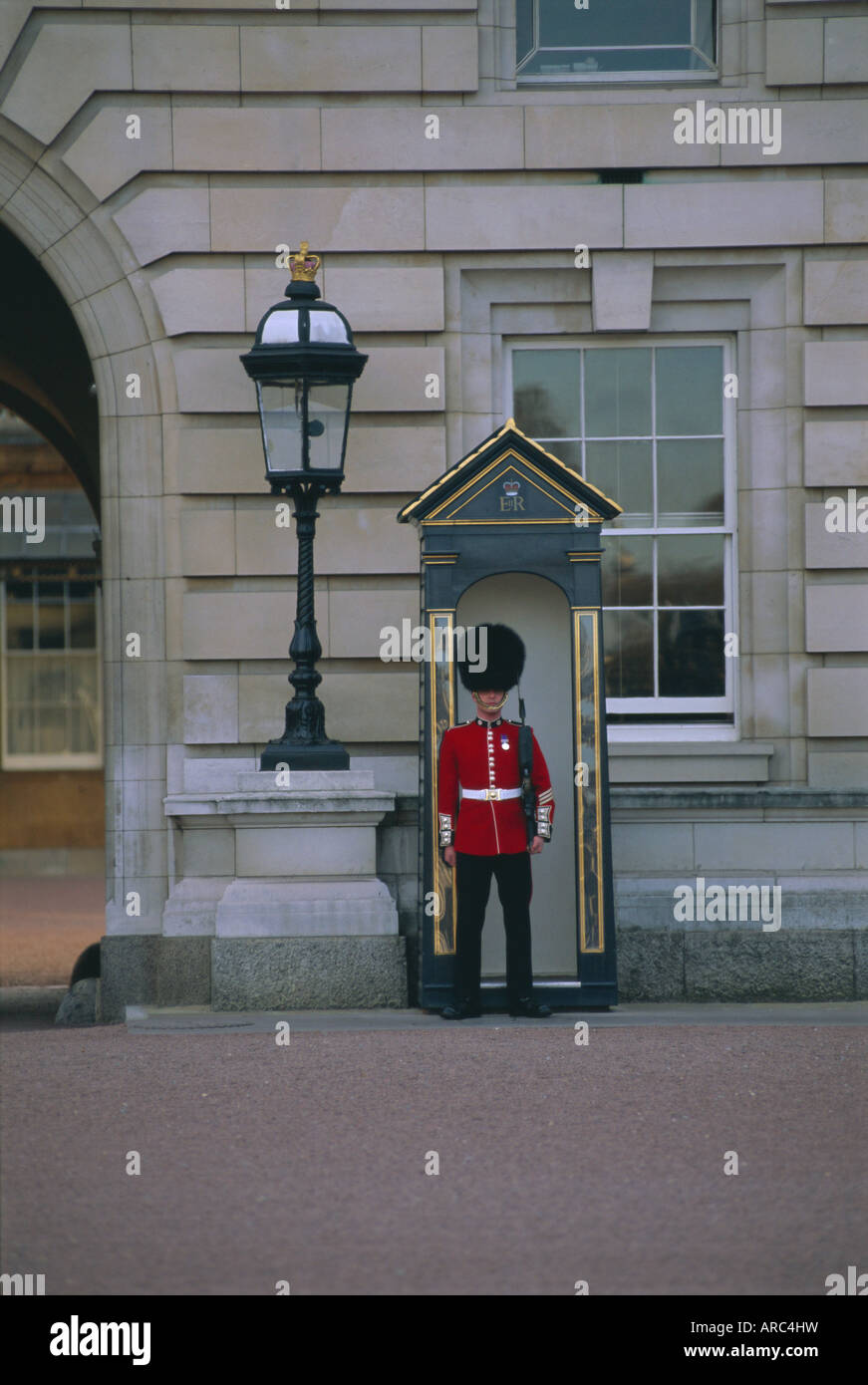 Wache und Wachhäuschen, Buckingham Palace, London, England, UK, Europa Stockfoto