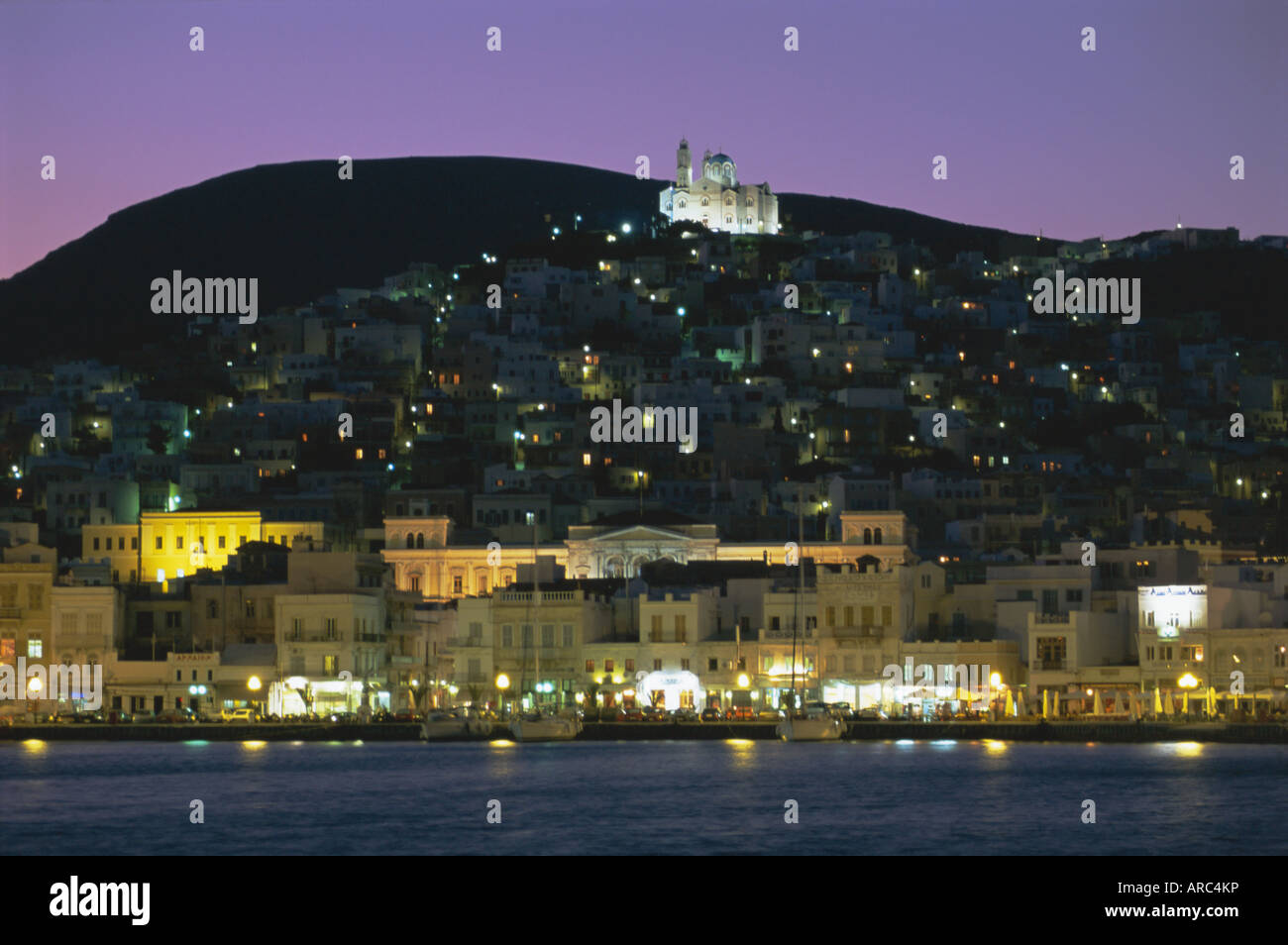 City Skyline und Kirche von Anastasis, Ermoupolis Stadt, Insel Syros, Kykladen, Griechenland, Europa Stockfoto