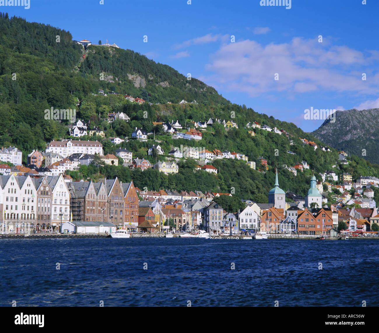 Vagen Hafen, alten Lagerhäusern von Bryggen, Berg Floyen und Berg Ulriken und City-Center, Bergen, Norwegen, Skandinavien, Europa Stockfoto