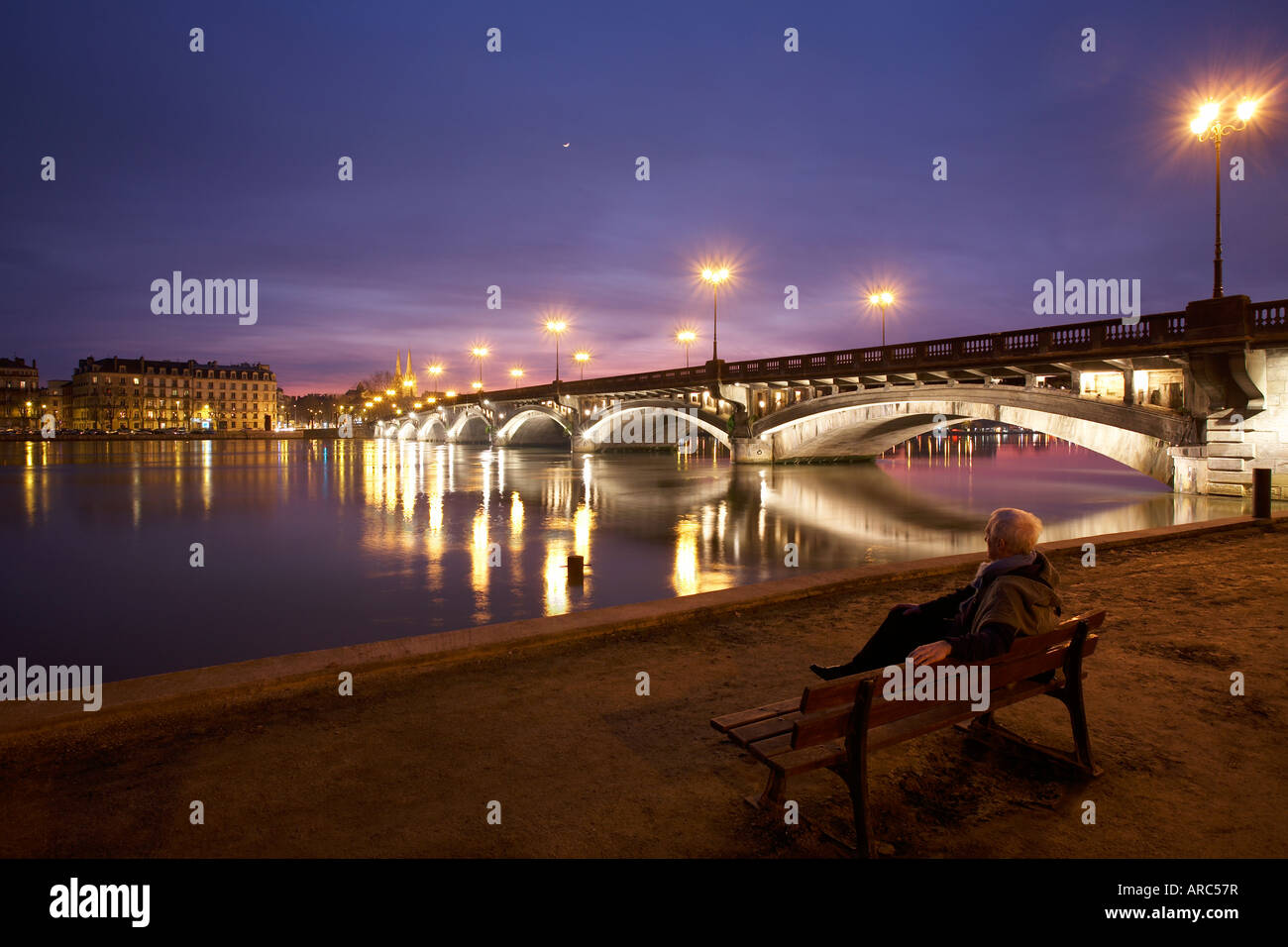 Saint-Esprit-Brücke bei Nacht in Bayonne, Frankreich Stockfoto