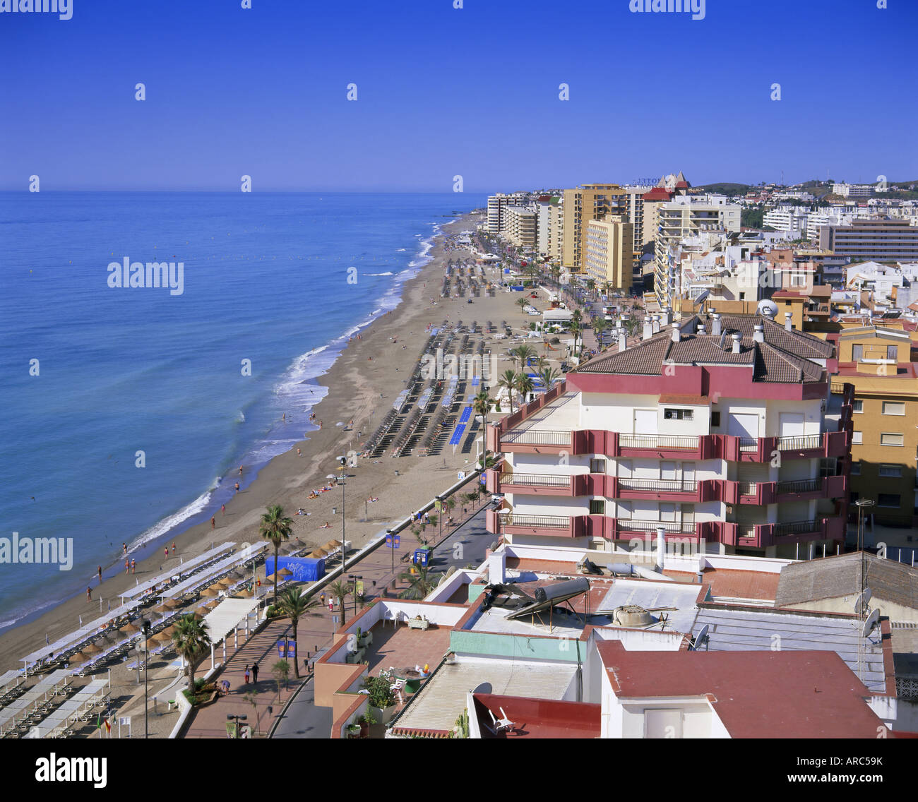 Blick über das Meer und Strand, Fuengirola, Costa Del Sol, Andalusien (Andalusien), Spanien, Europa Stockfoto