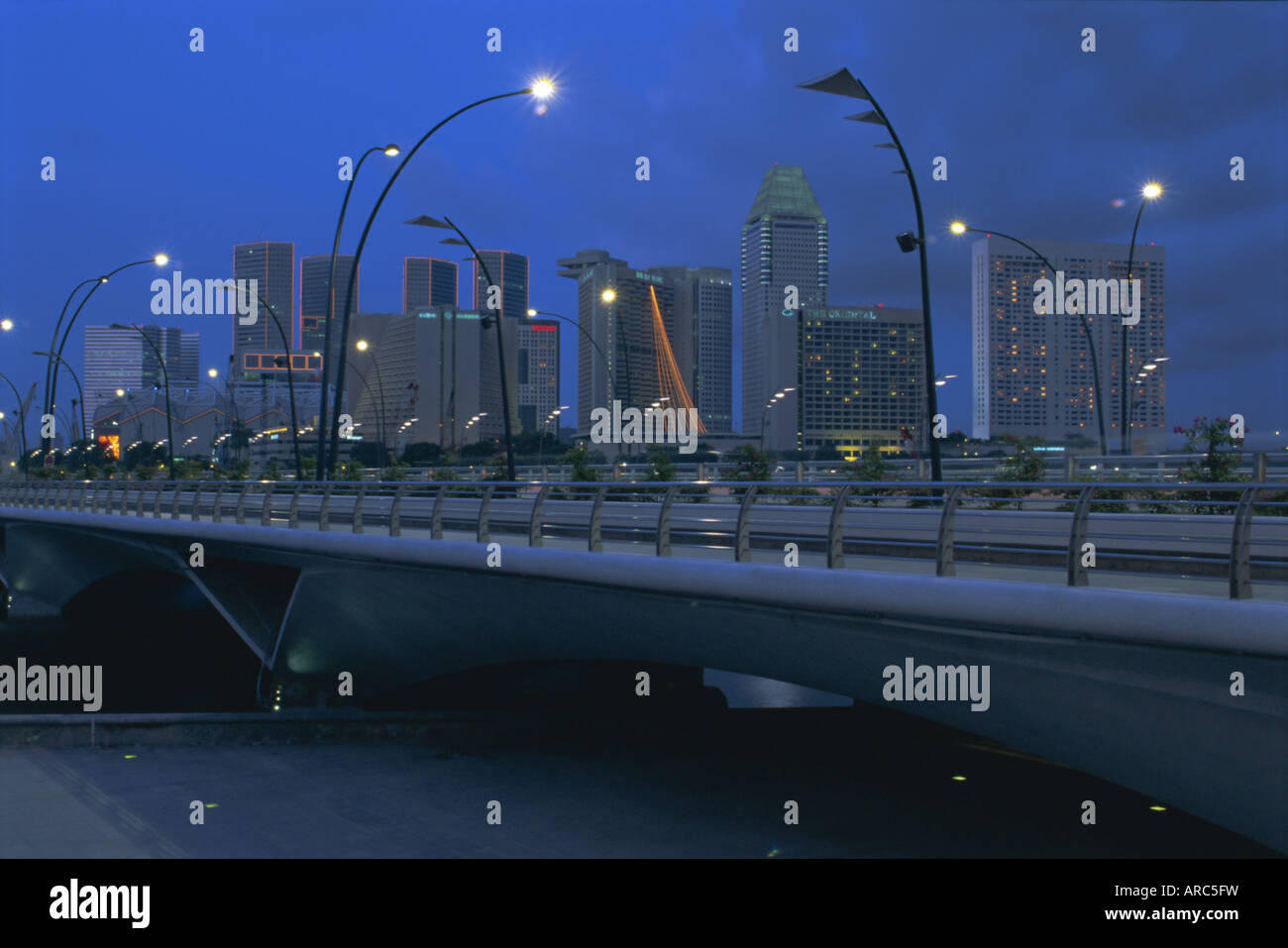 Neue Straße Brücke (Februar 1998) über Marina Bay zu neuen Wolkenkratzer-Bereich der Piazza Marina, Marina Bay, Singapur, Asien Stockfoto