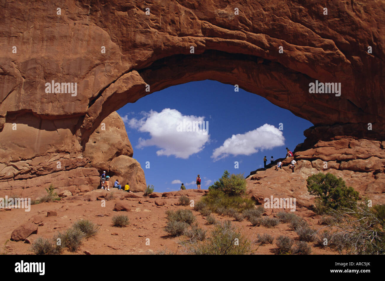 Touristen im Norden Fenster, Arches-Nationalpark, Utah, USA, Nordamerika Stockfoto