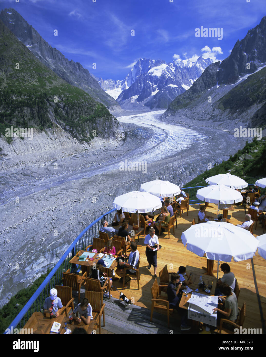 Cafe mit Blick auf Glace de Mer Gletscher, Chamonix, Französische Alpen, Rhone-Alpes, Frankreich, Europa Stockfoto