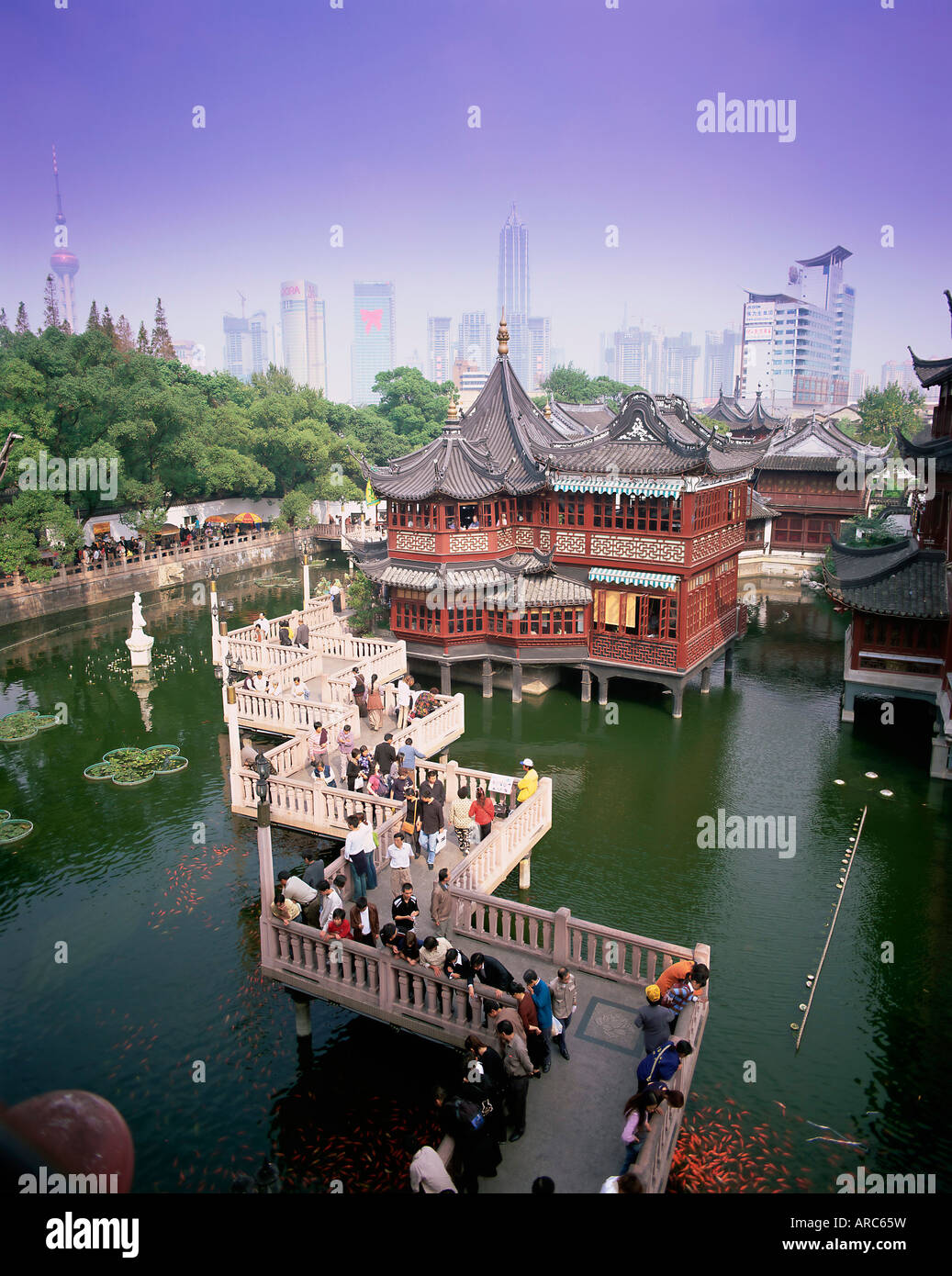 Yu Yuan Tee Haus und Stadt Skyline, Yu Yuan Shangcheng, Yu Gärten Bazaar, Shanghai, China, Asien Stockfoto