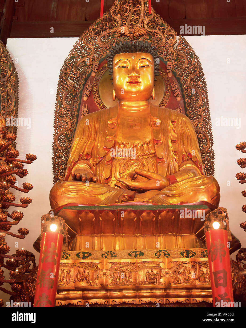 Gold sitzende Buddha-Statue, Heavenly King Hall, Jade-Buddha-Tempel, Yufo Si, Shanghai, China, Asien Stockfoto