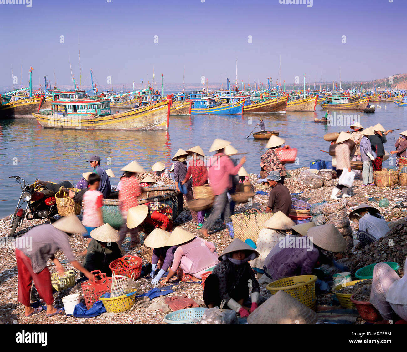 Angeln Dorfbewohner sammeln Morgen fangen, Mui Ne, Küste Süden-zentralen, Indochina, Vietnam, Südostasien Stockfoto