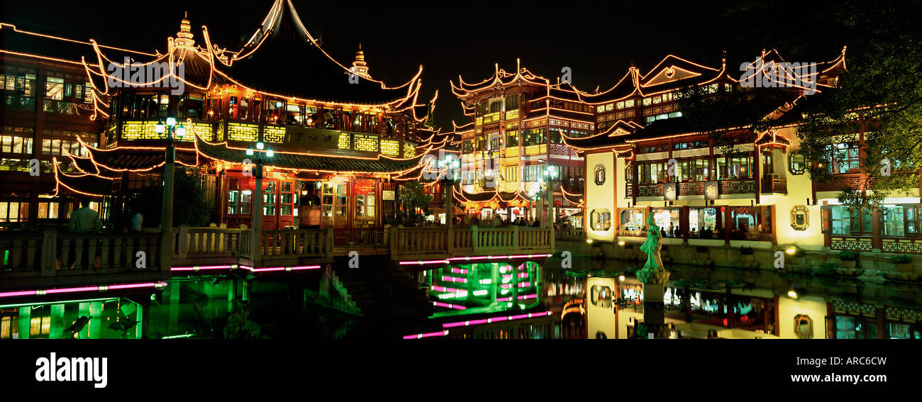 Yu Yuan Teehaus und Geschäfte in der Nacht, Yu Yuan Shangcheng, Yu Gärten Bazaar, Shanghai, China, Asien Stockfoto
