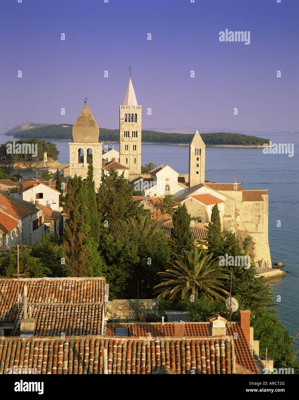 Erhöhten Blick auf mittelalterliche Glockentürme von Rab und Stadt, Stadt Rab, Insel Rab, Dalmatien, Dalmatien, Kroatien, Europa Stockfoto