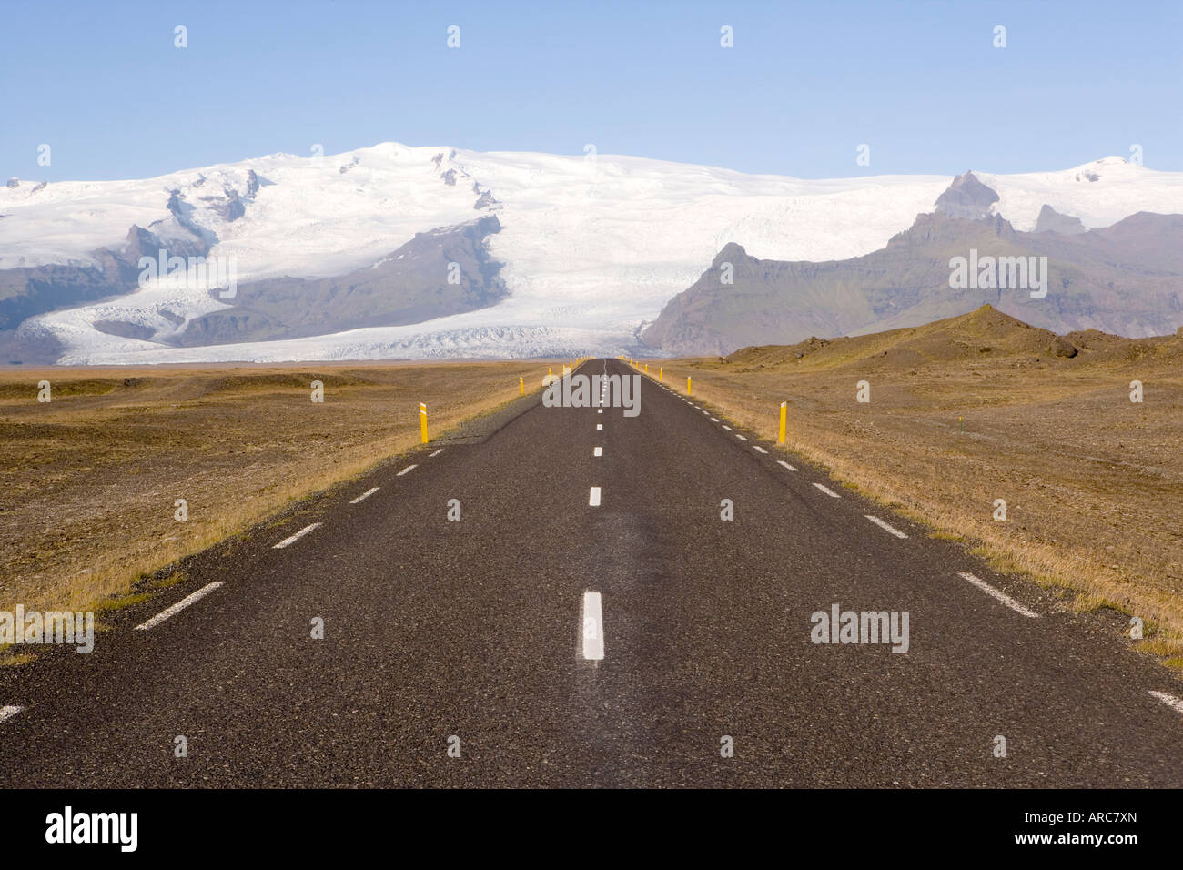 Empty road leading towards Fjallsjokull Glacier near Jokulsarlon, Vatnajokull Icecap, southern area, Iceland, Polar Regions Stockfoto