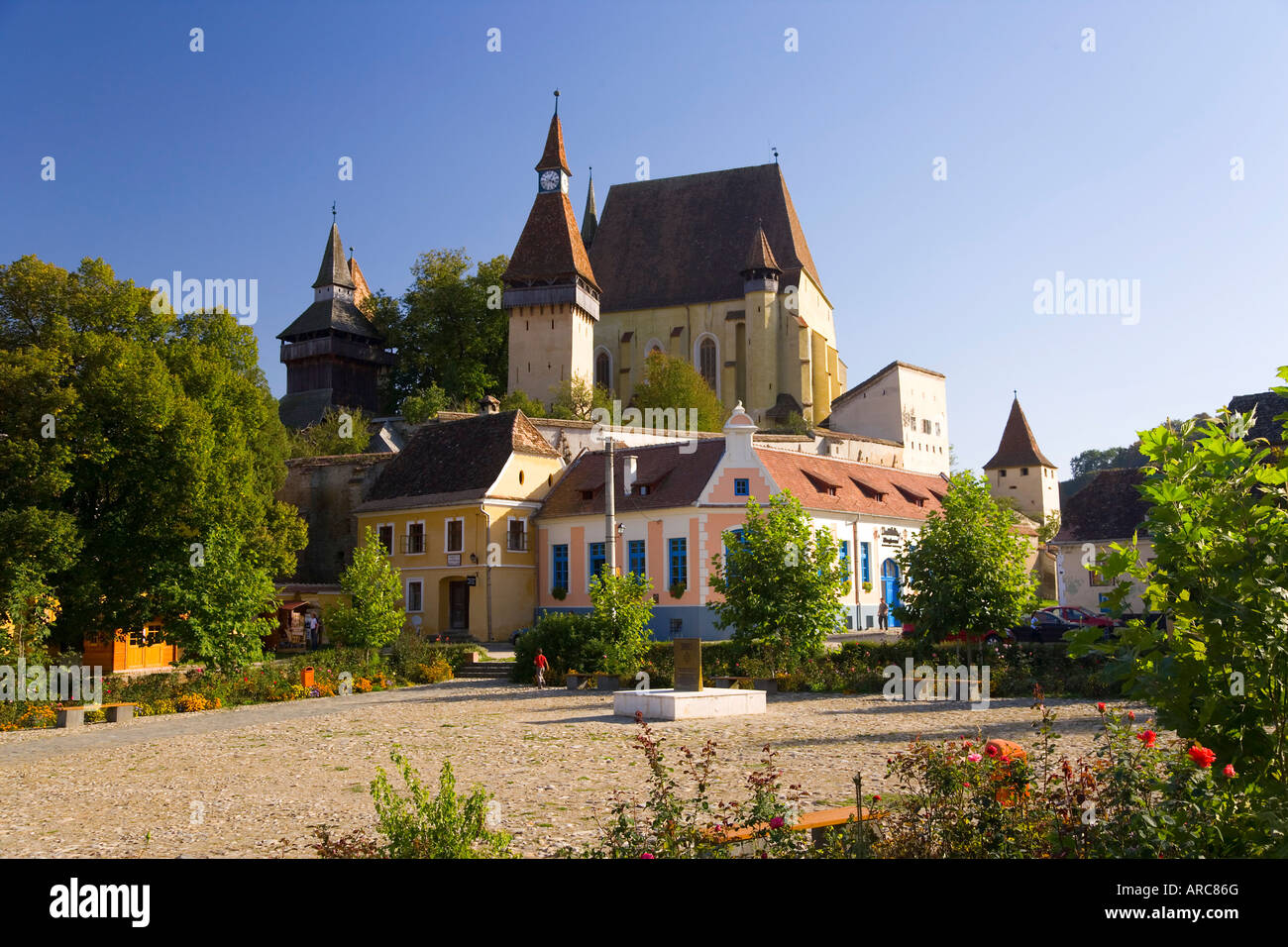 Roma-Dorf, befestigte 15. Jahrhundert Kirche, Birthälm, in der Nähe von Sighisoara/Schäßburg, Siebenbürgen, Rumänien Stockfoto