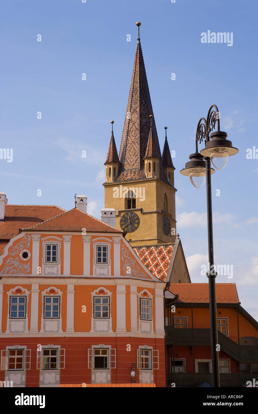 Bunt bemalten Häusern und die evangelische Kirche, Piata Huet, in das 12. Jahrhundert sächsische Stadt Sibiu, Siebenbürgen, Rumänien Stockfoto