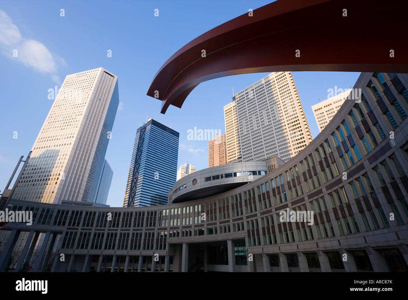 Niedrigen Winkel Ansicht von Büro Gebäude, Shinjuku, Tokio, Honshu, Japan, Asien Stockfoto
