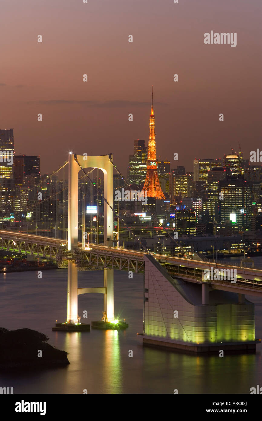 Erhöhten Blick auf die Rainbow Bridge und Tokyo Tower beleuchtet in der Abenddämmerung, Odaiba, Bucht von Tokio, Tokio, Honshu, Japan, Asien Stockfoto