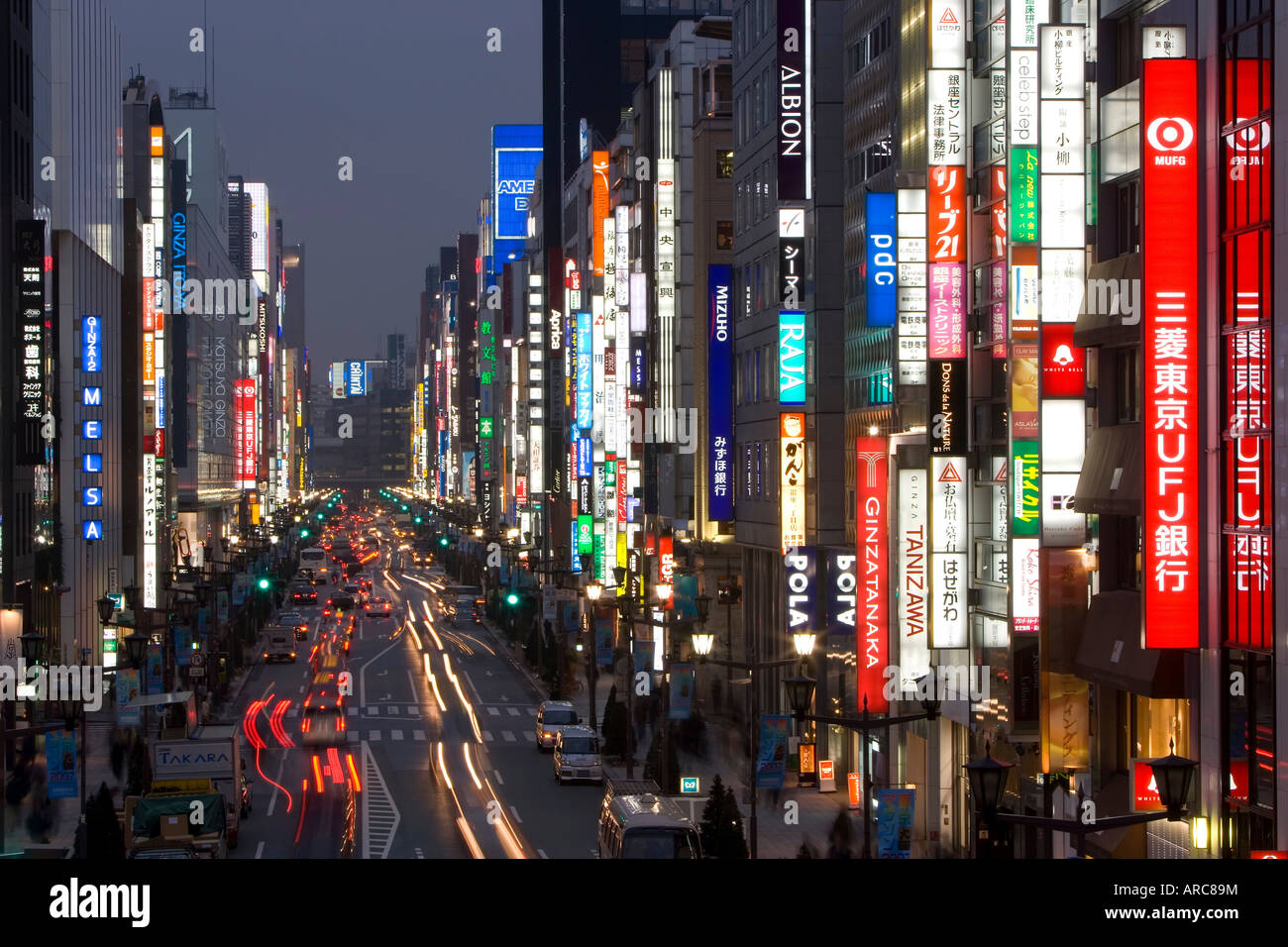 Chuo-Dori, erhöhte Ansicht in der Abenddämmerung entlang Tokios exklusivsten shopping Street, Ginza, Zentrum von Tokio, Honshu, Japan, Asien Stockfoto