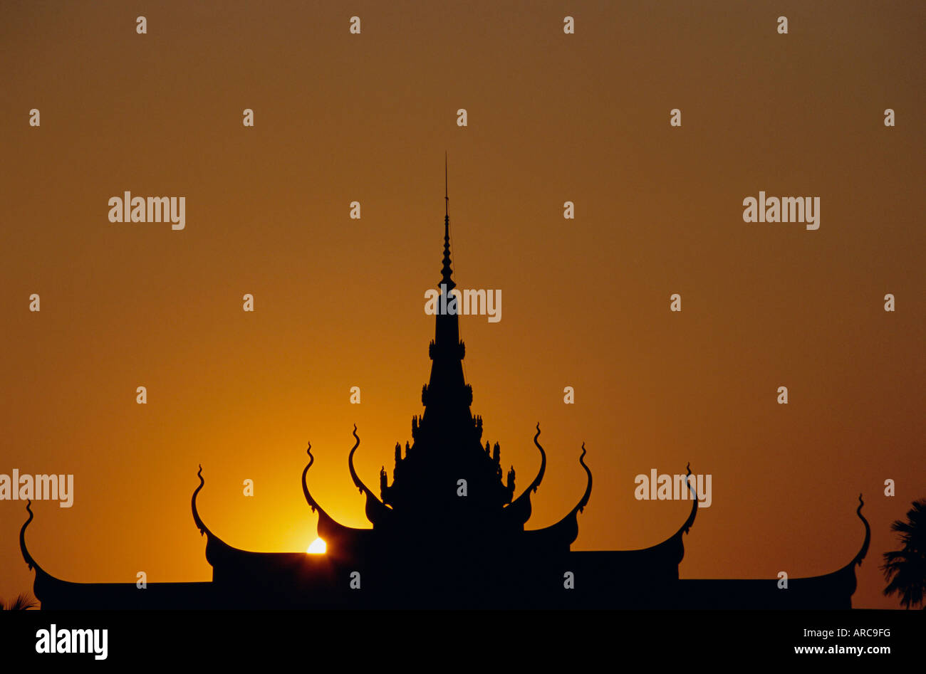 Sonnenuntergang, Dach des Nationalmuseum in Phnom Penh, Kambodscha, Indochina, Asien Stockfoto