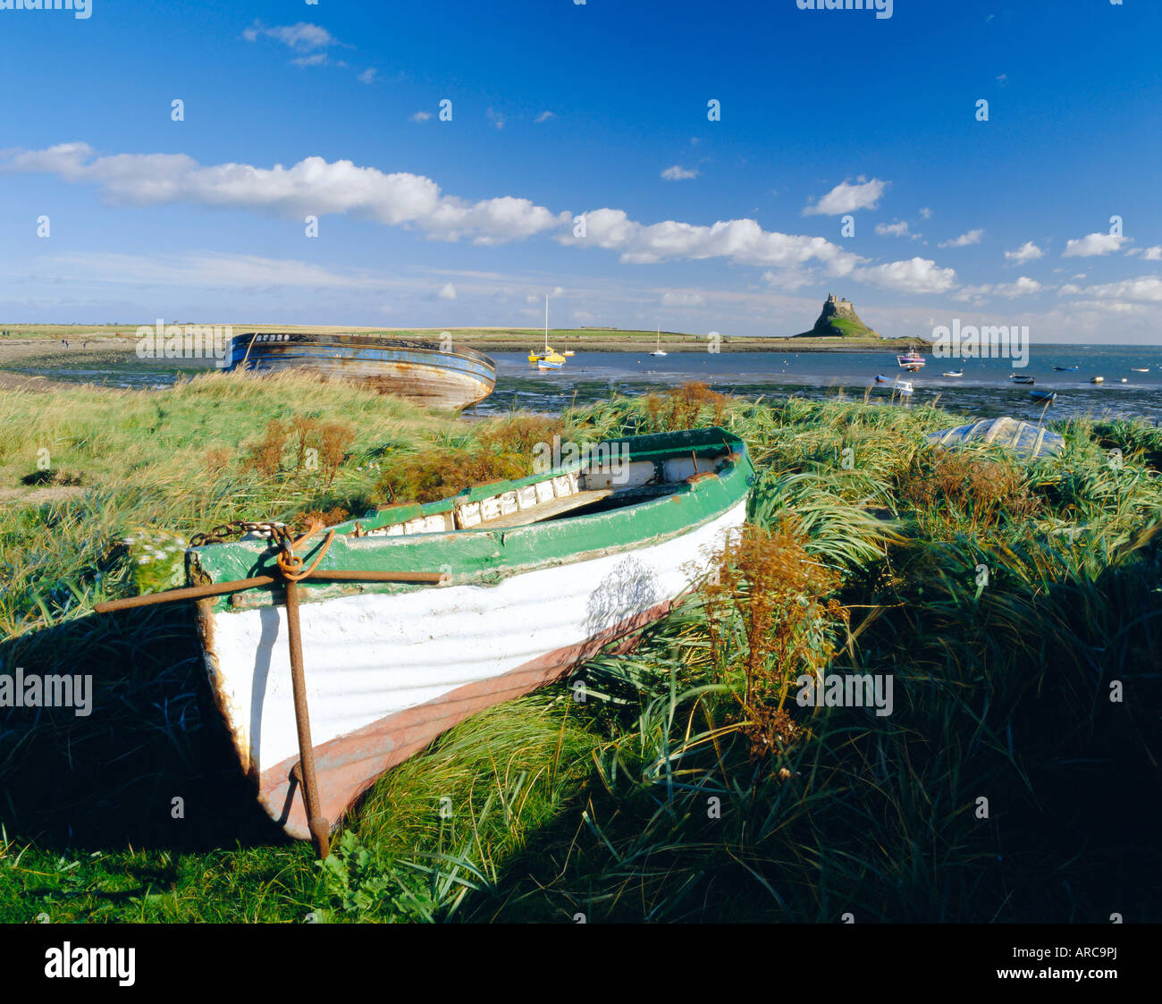 Blick in Richtung Lindisfarne Castle (NT) vom Hafen, Lindisfarne (Holy Island), Northumberland, England Stockfoto
