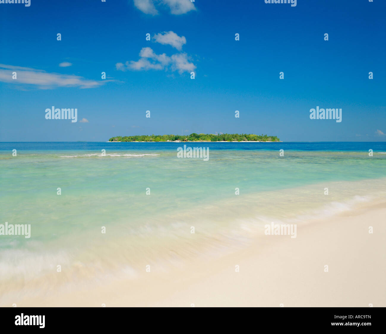 Die tropische Insel Bandos aus Kuda Bandos (Little Bandos), Nord Male Atoll, Malediven, Indischer Ozean Stockfoto