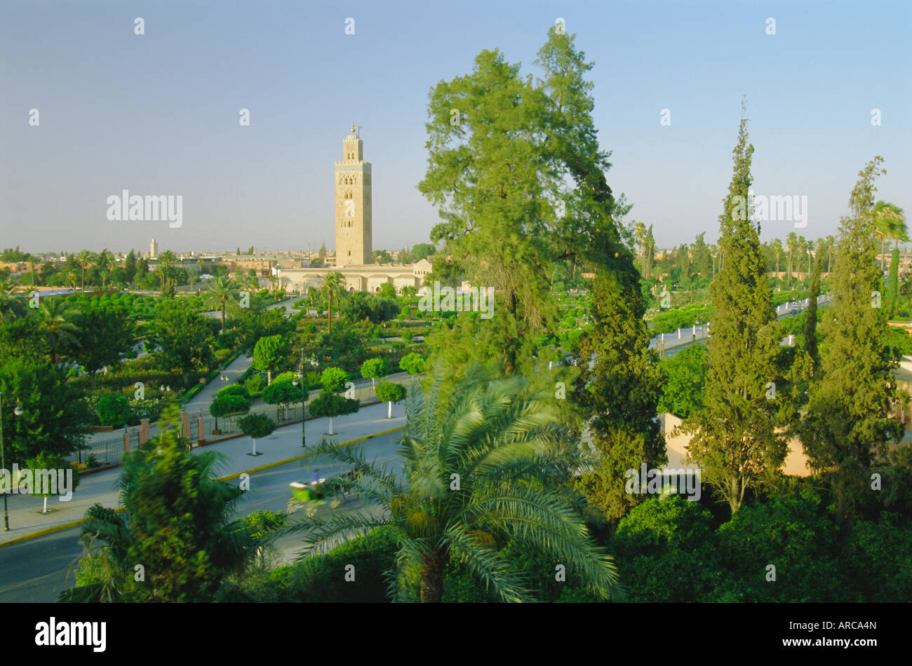 Das Koutoubia-Minarett auf die Skyline von Afrika, Nordafrika, Marokko, Marrakesch (Marrakech) Stockfoto