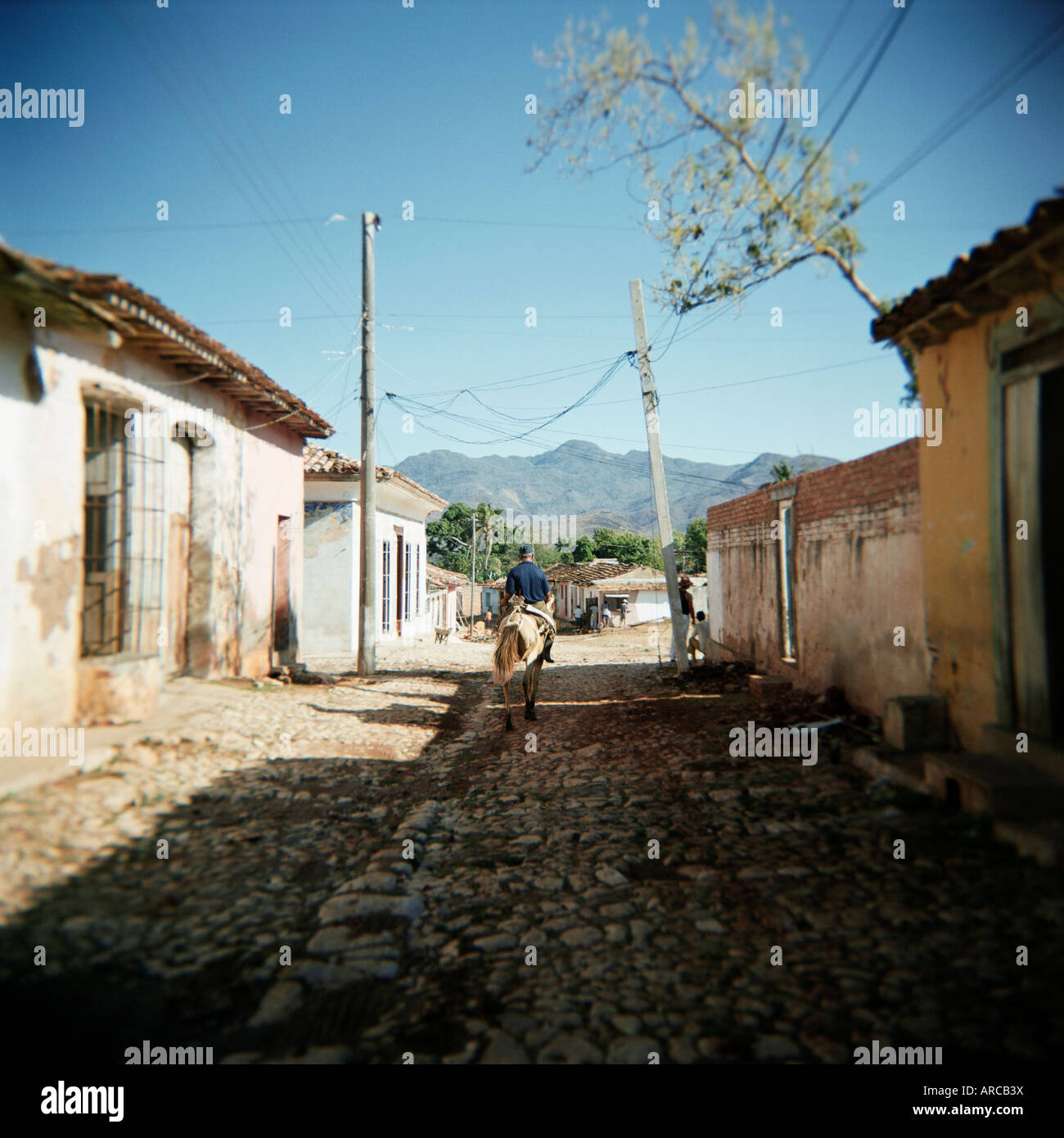 Straßenszene mit Mann auf dem Pferderücken, Trinidad, Kuba, Karibik, Mittelamerika Stockfoto