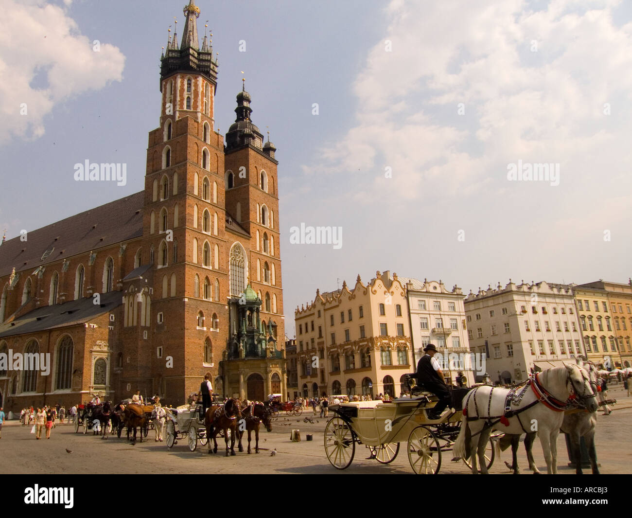 Polen Krakau der Marienkirche auf dem Marktplatz mit Pferdekutschen Stockfoto