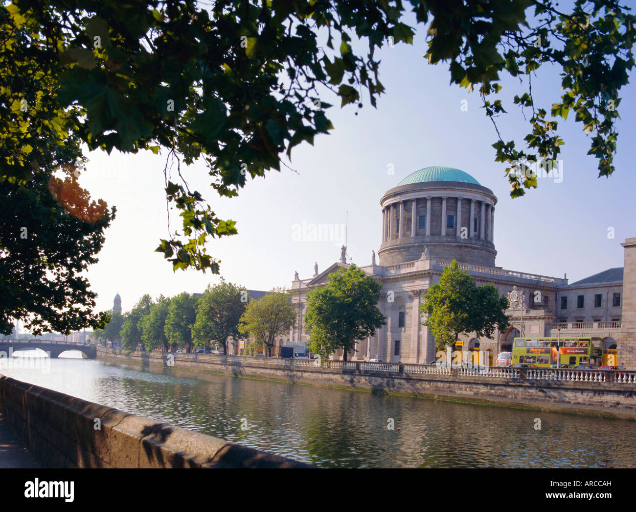 Die Four Courts und Fluss Liffey, Alpenstrandläufer, Irland und Irland Stockfoto