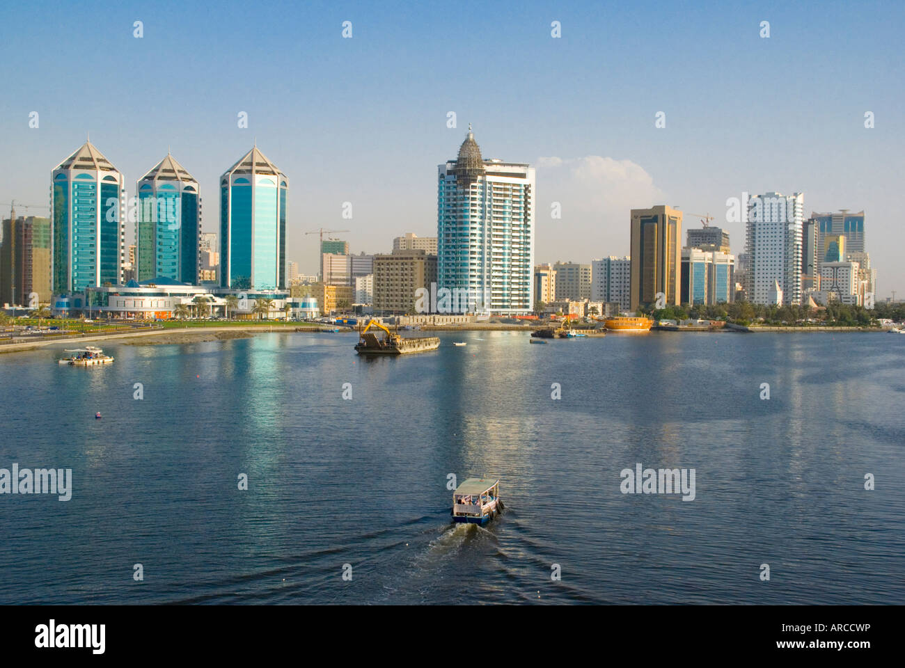 Skyline von Sharjah Creek, Sharjah, Vereinigte Arabische Emirate (VAE), Naher Osten Stockfoto
